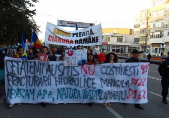 300 de oameni au protestat la Constanţa împotriva gazelor de şist